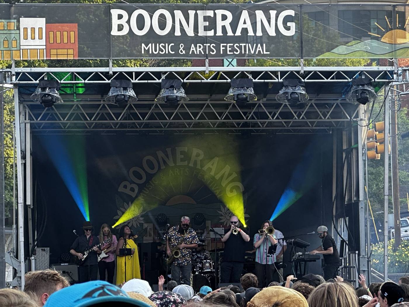 Full band under colored beams at Boonerang